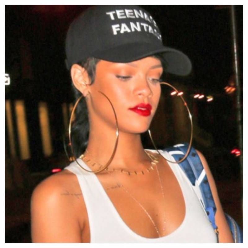 Even in casual gear, these oversized hoop earrings make Rihanna looked dressed up and sexy.