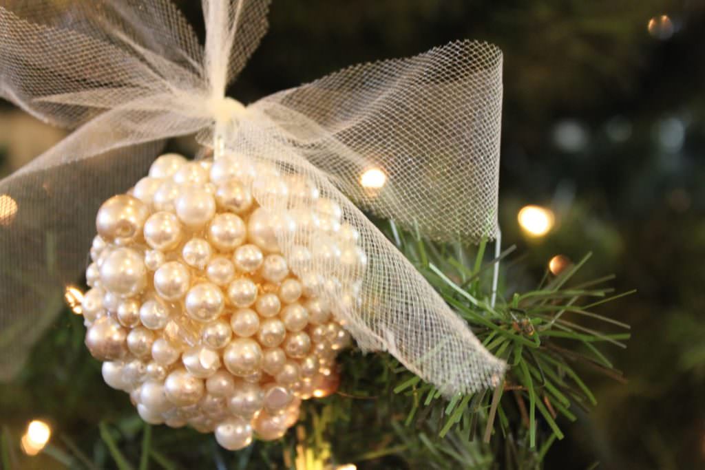 Do It Yourself Divas created this awesome Christmas tree ornament using gold pearls.