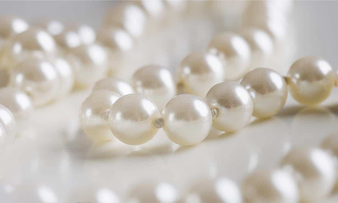 pearl luster: lustrous pearl necklace