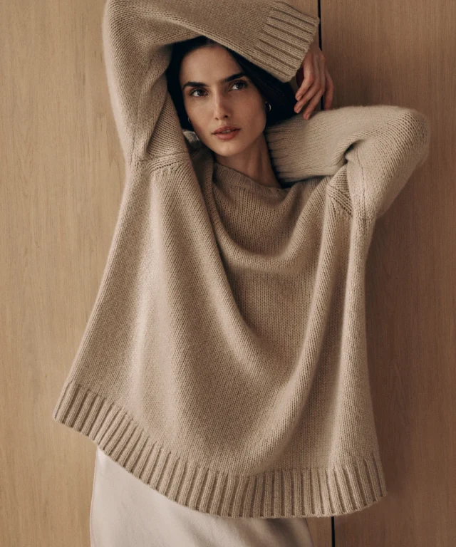 Elegant beige cashmere sweater with crew neck and ribbed hem.