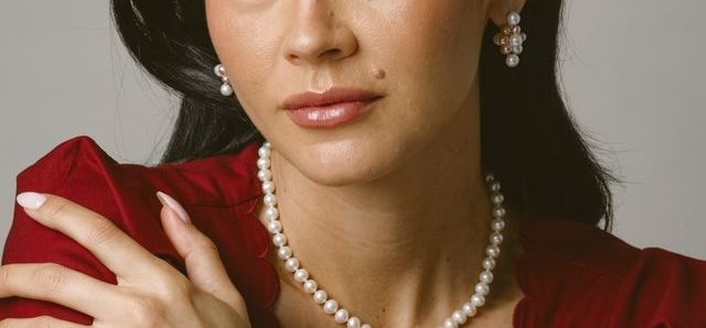 What Pearls Make the Best Anniversary Gift?