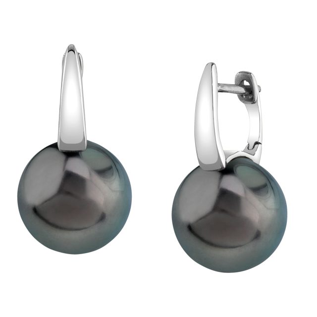 A pair of white gold huggie earrings with a silver appeareance, featuring a black Tahitian pearl detail and green overtone.