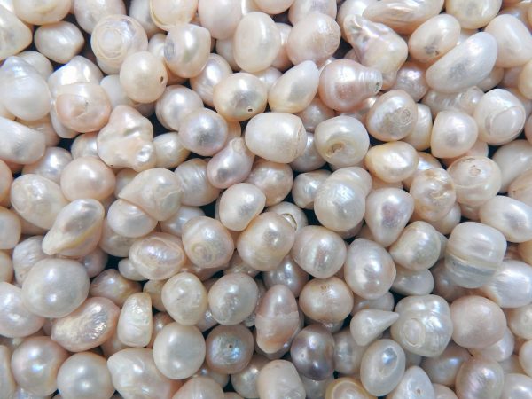 Loose white pearls in varied baroque shapes